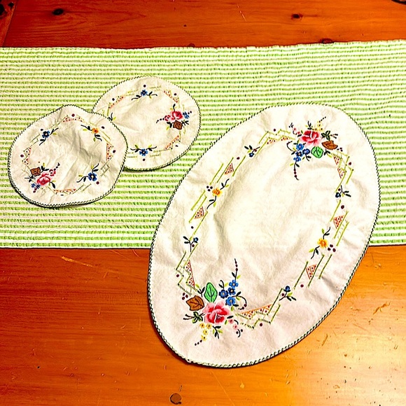 Embroidered Floral Round Doily Set of 3 Hand Crafted Embroidery USA - Picture 1 of 13